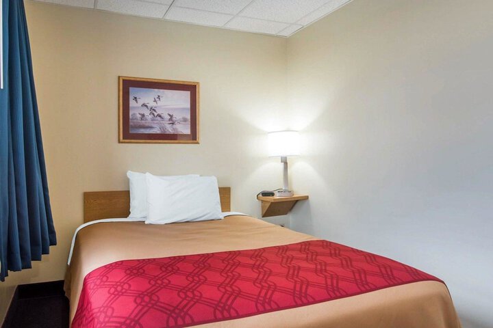 1 Queen Bed (12 of 14)