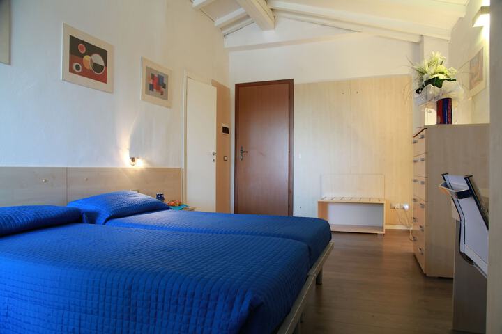 Room 2 of 243