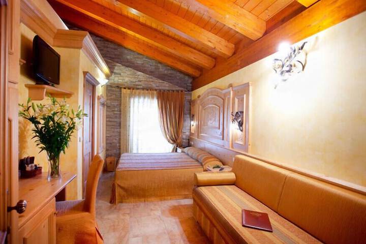Room 3 of 77