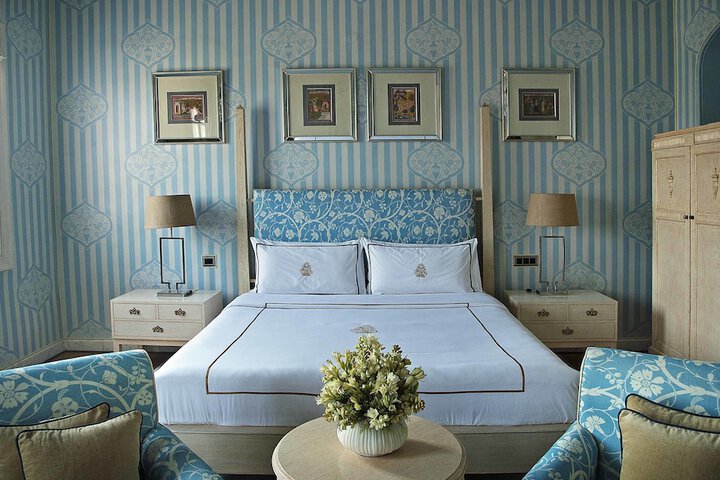 Room 4 of 373