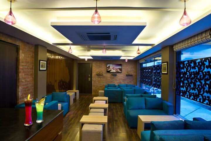 Lounge 21 of 29