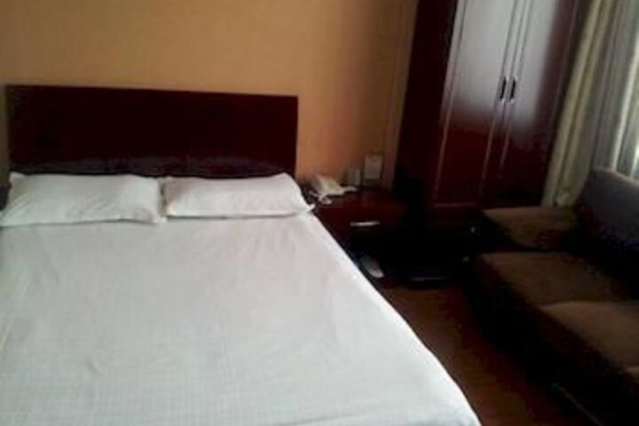 Room 5 of 10