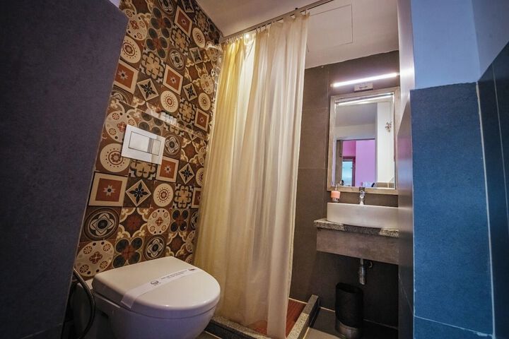 Room 7 of 9