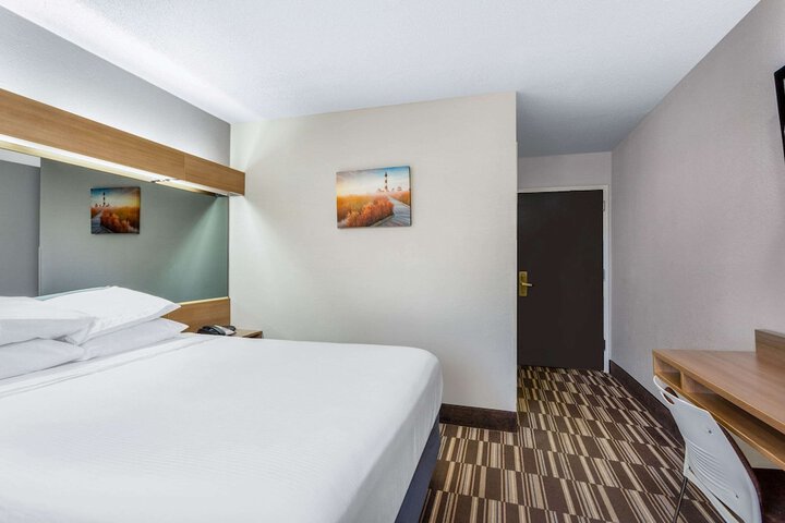 1 Queen Bed Accessible Room (9 of 25)