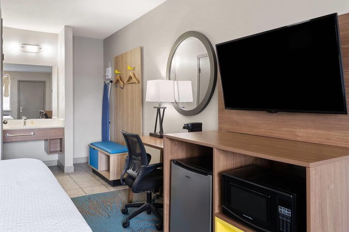 Room 32 of 51
