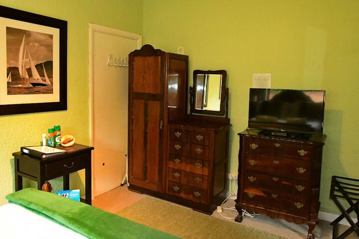 Room 12 of 76
