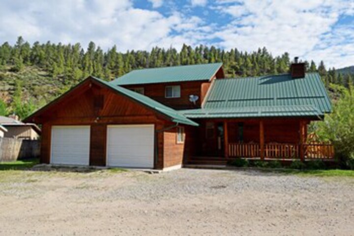 Exterior of Karlin`s Mountain Lodge