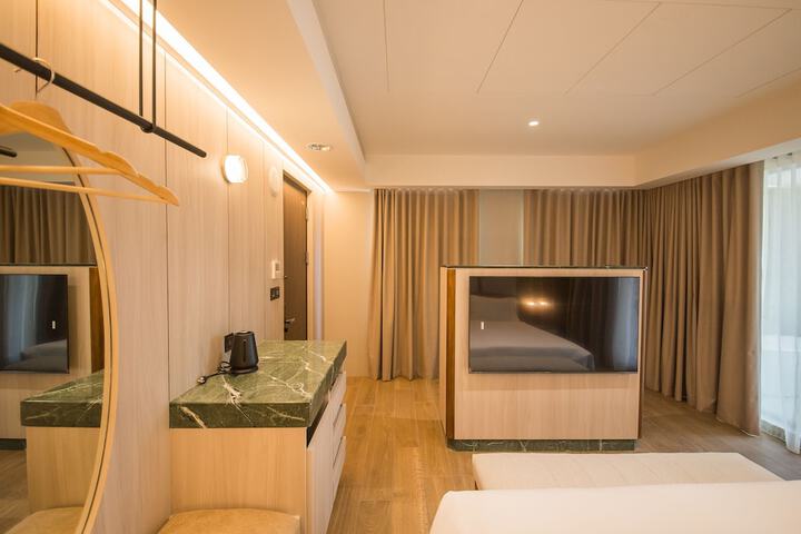 Room 112 of 243