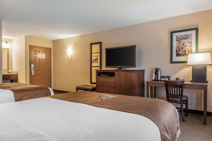 2 Queen Beds (14 of 15)
