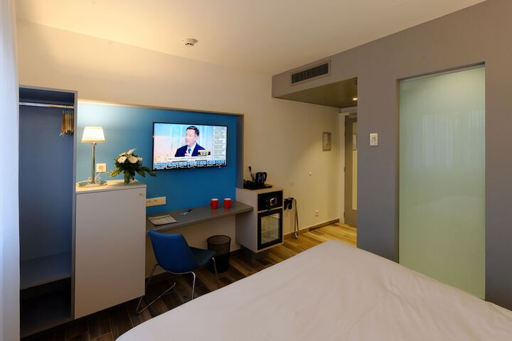 Room 6 of 37