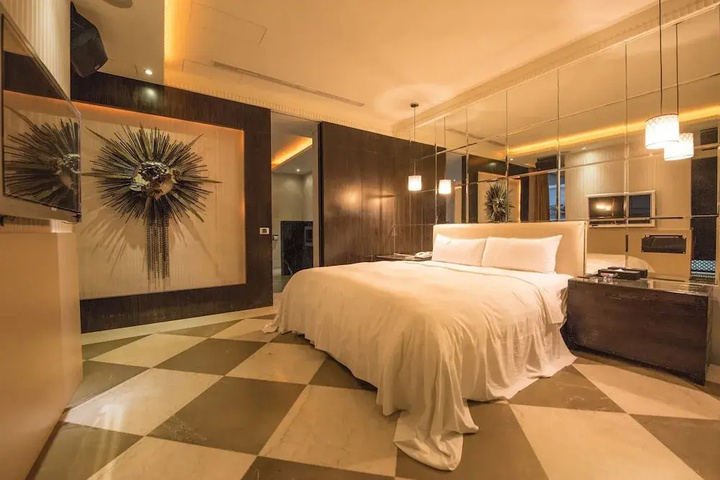 Room 4 of 14