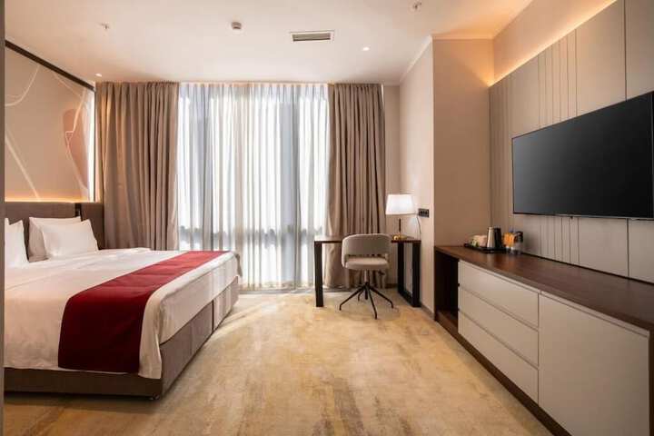 Room 4 of 93