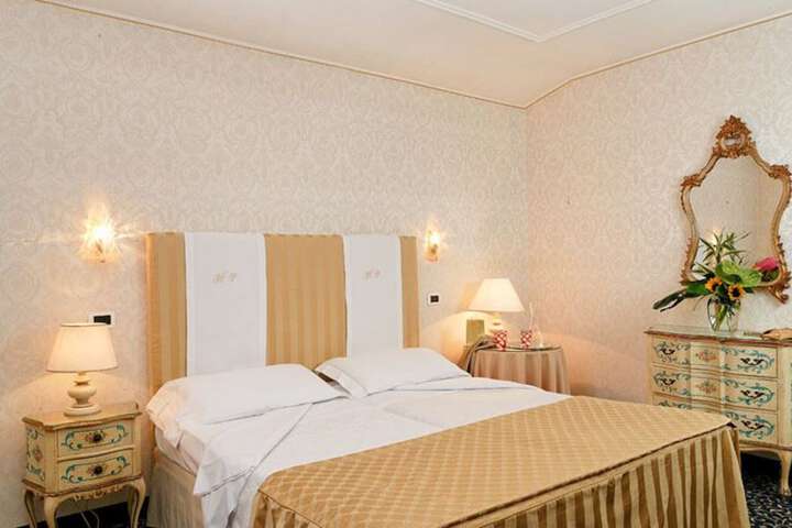 Room 33 of 80