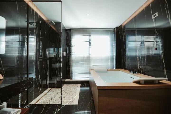 Room 32 of 52