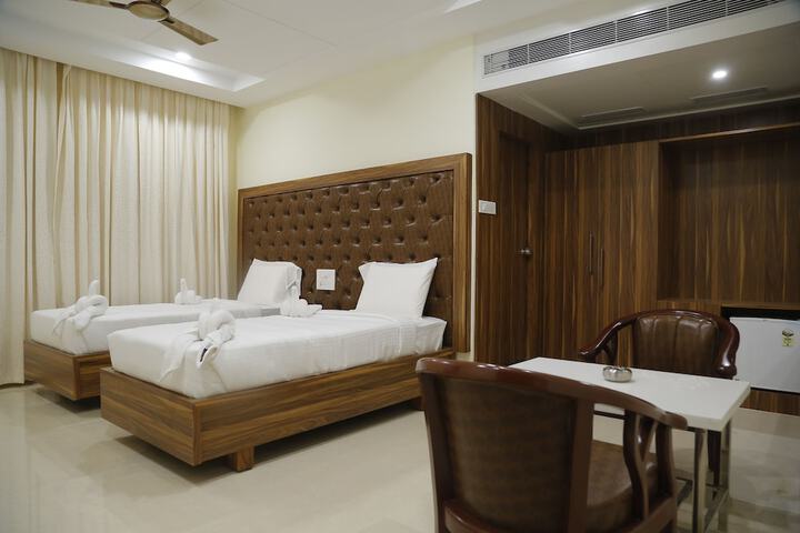 Room 10 of 32