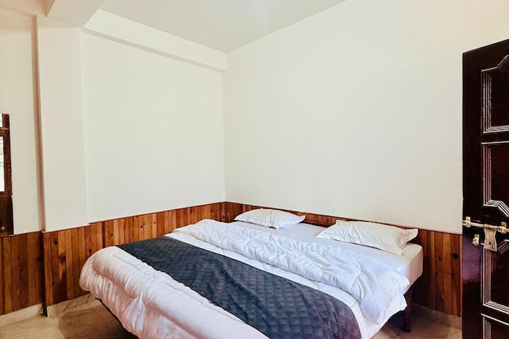 Room 5 of 8