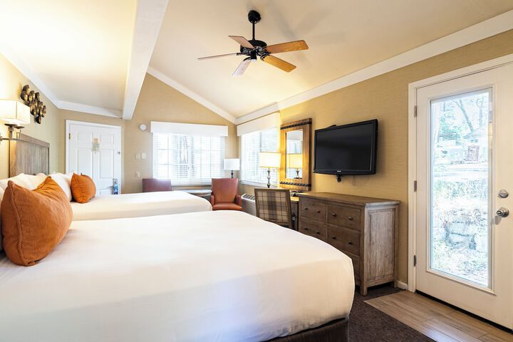 Quadruple Deluxe 2 Queen Beds (2 of 19)