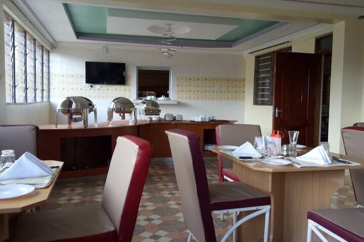 Dining 33 of 66