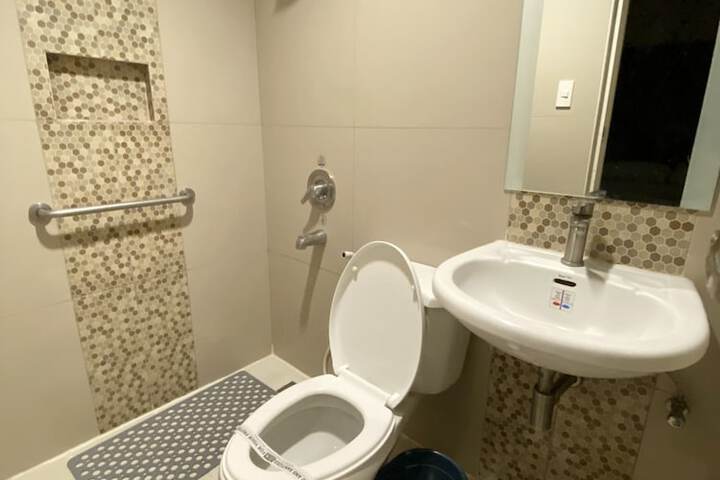 Room 25 of 28