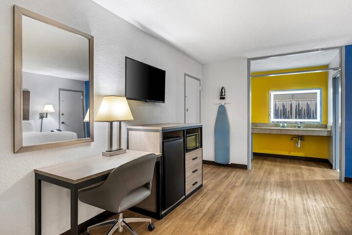 Room 28 of 40