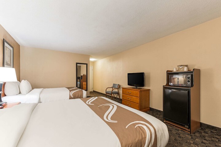 1 Queen Bed (13 of 14)