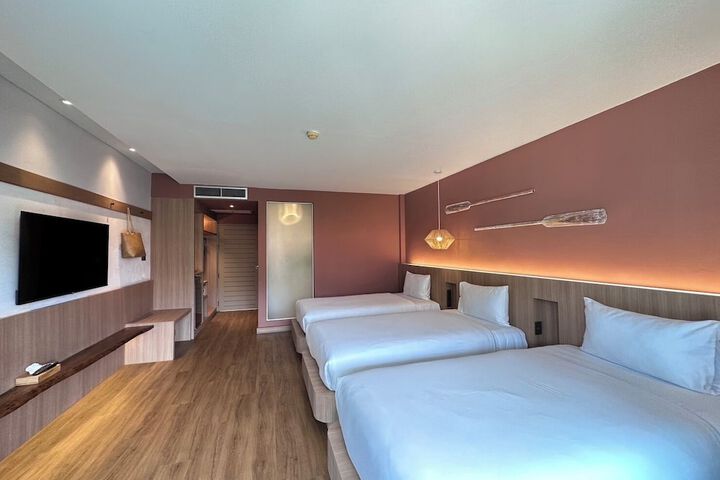 Room 27 of 76