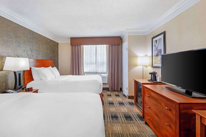 2 Double Beds Larger Room Table and Chairs Refrigerator, Continental Breakfast (2 of 8)