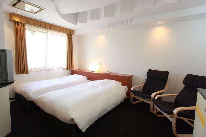 Room 9 of 35