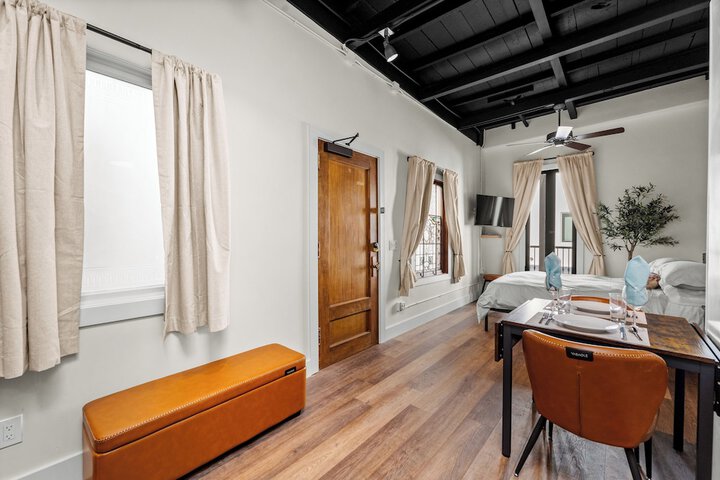 Room 80 of 191