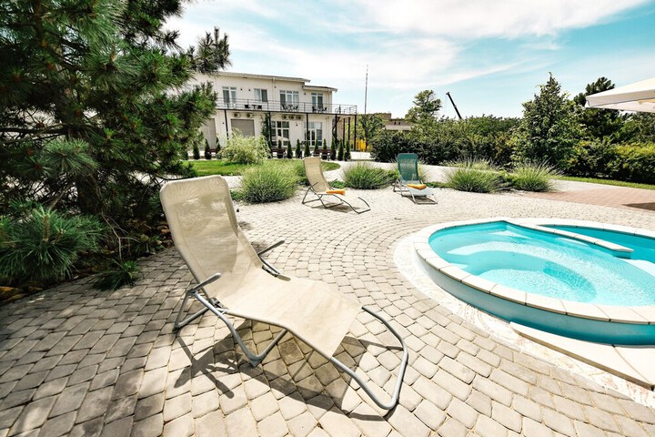 Pool 104 of 151