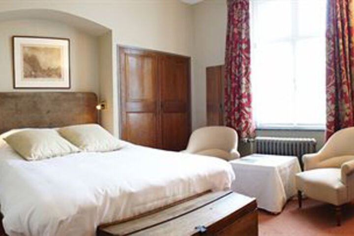 Room 10 of 28