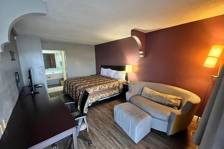 Deluxe Room 1 King Bed Accessible (5 of 16)