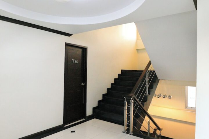 Ballroom/Hall 18 of 24