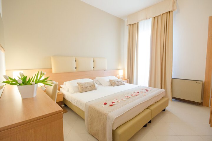 Room 27 of 105