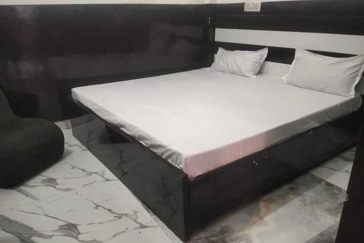 Room 8 of 14