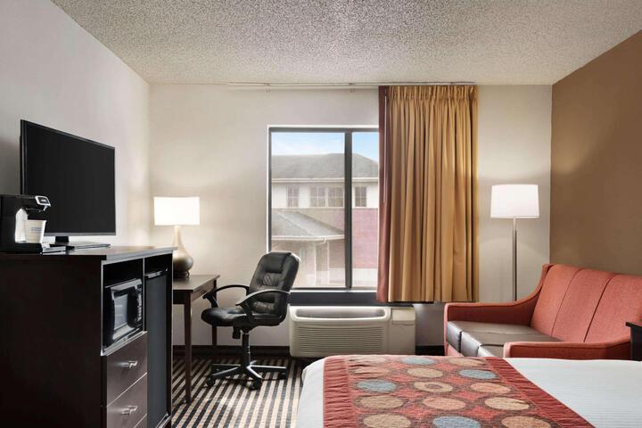 1 Queen Bed (3 of 15)