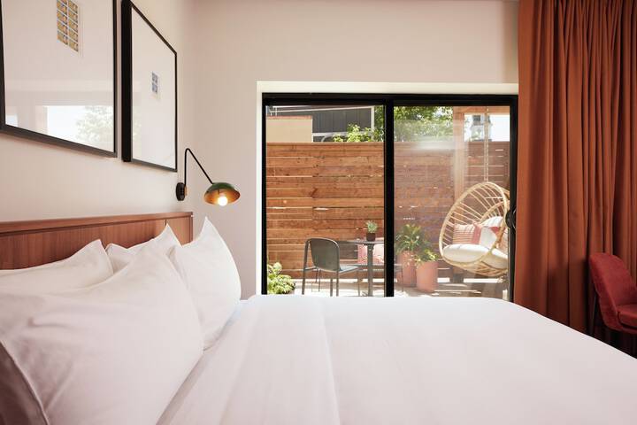 Premium Room 1 King Bed Accessible (7 of 21)