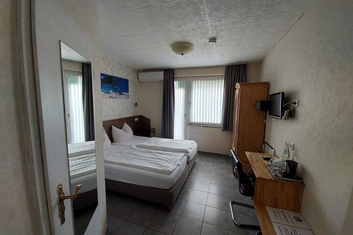 Room 3 of 43