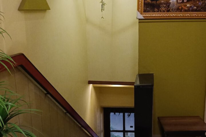 Room 8 of 12