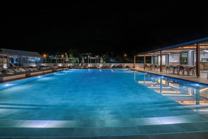 Pool 102 of 152