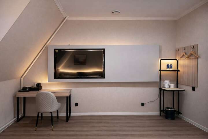 Room 9 of 33