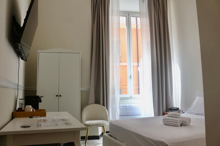Room 10 of 18