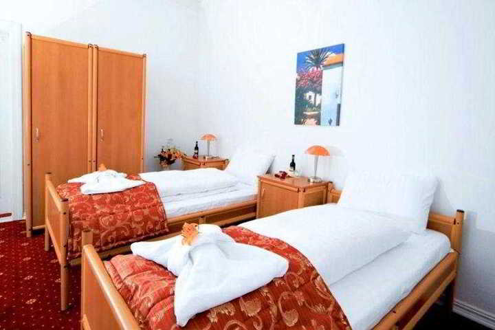 Room 5 of 10