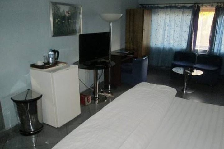 Room 5 of 11