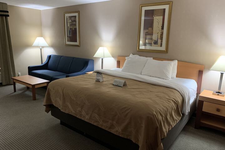 1 King Bed (5 of 23)