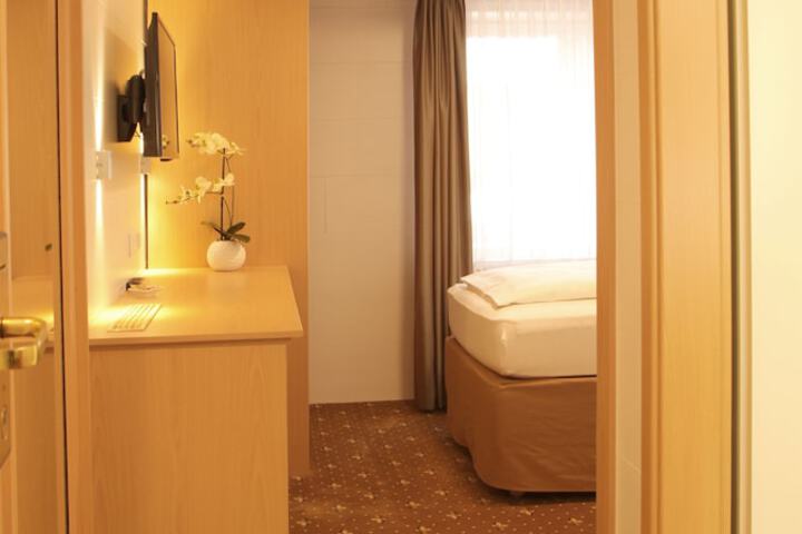Room 6 of 16