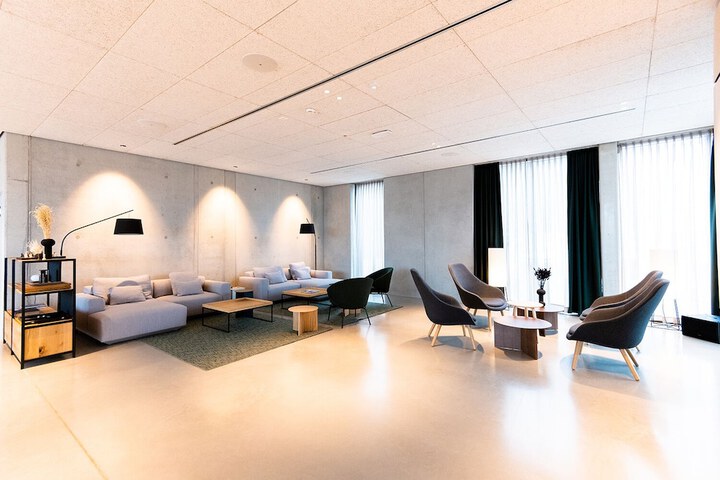 Lounge 34 of 37
