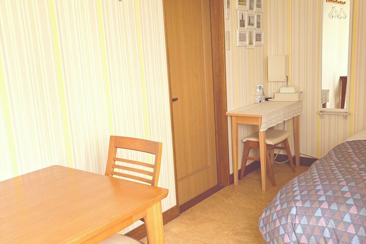 Room 9 of 37