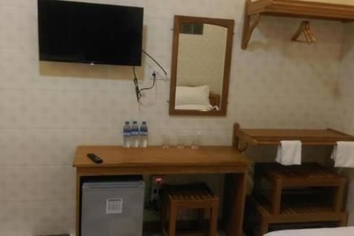 Room 9 of 18