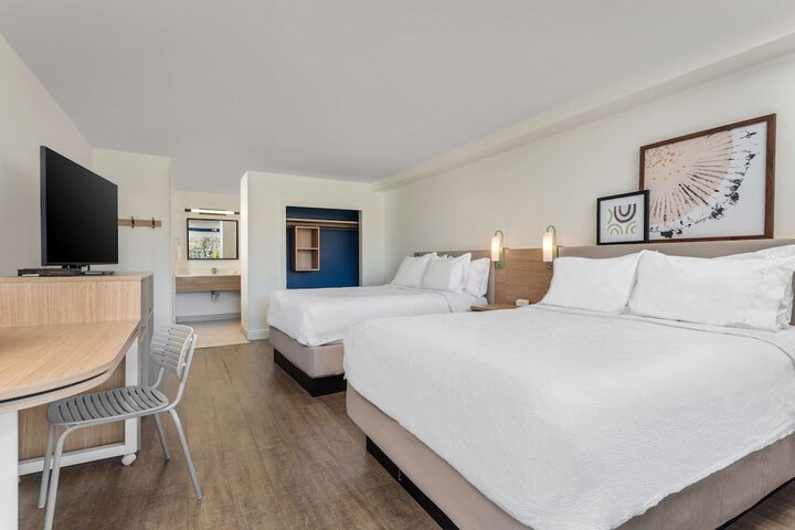 2 Queen Beds (8 of 15)